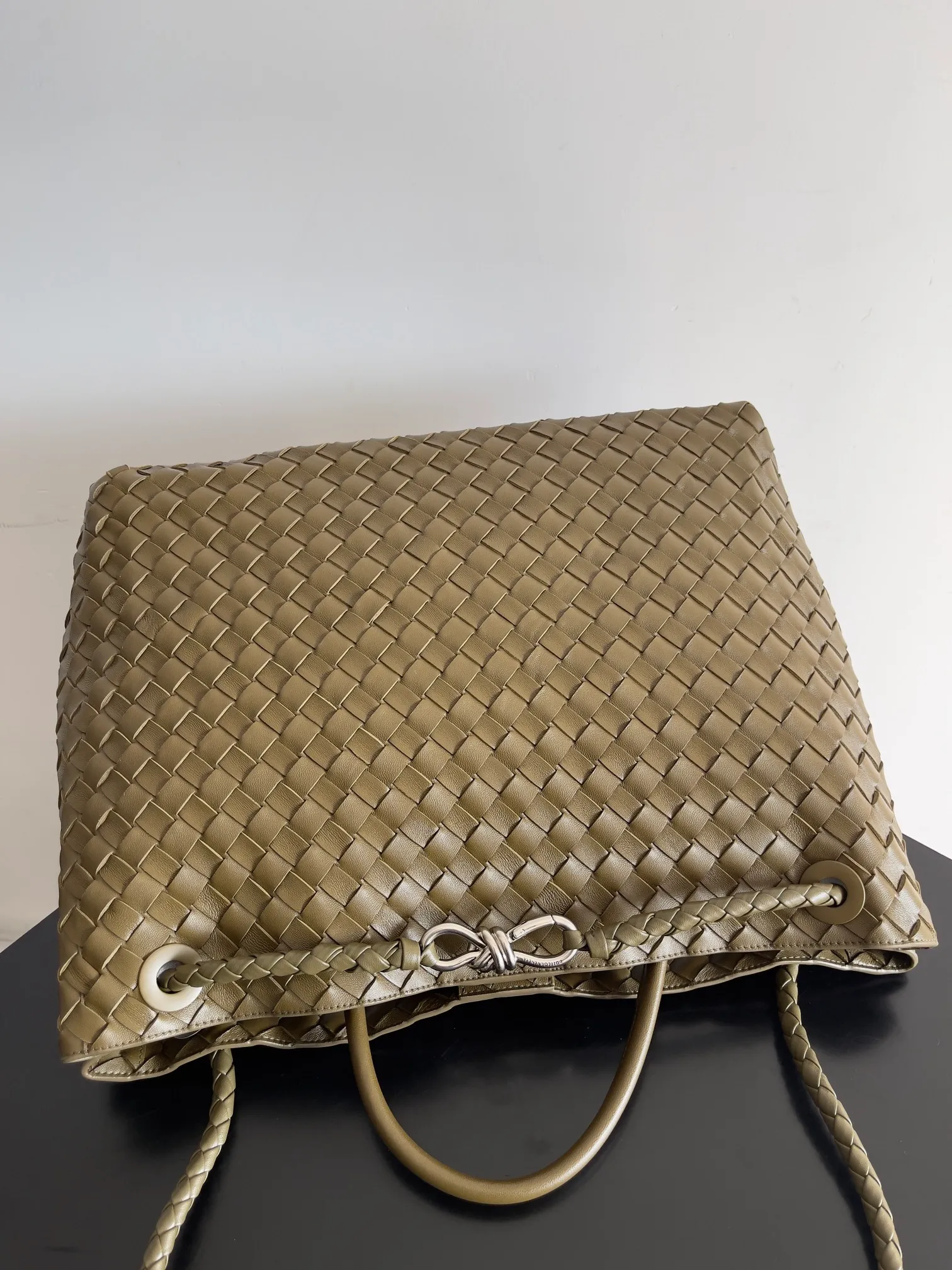 Batch 3760 Recently, the same style of bag that celebrities love is both high-end and practical. Michelle Yeoh, Kim Namjoon, Jing Boran, Tong Liya, Sun Qian, Wu Qianyu, Du Juan, Ma Yili and Bai Baihe are all carrying Bottega Veneta summer series Andiamo handbags. Andiamo has a simple structure and rounded lines. The whole piece is made of Nappa leather. It is comfortable, soft and dynamic. It adds interest to daily life and can be easily matched with various styles. Andiamo handbags are available in three sizes: small, medium and large. There are many colors to choose from, which can meet different needs. You can really carry it whether it is daily or attending events. Style number: 743575 Size: 45*22*34 including handle height 44cm